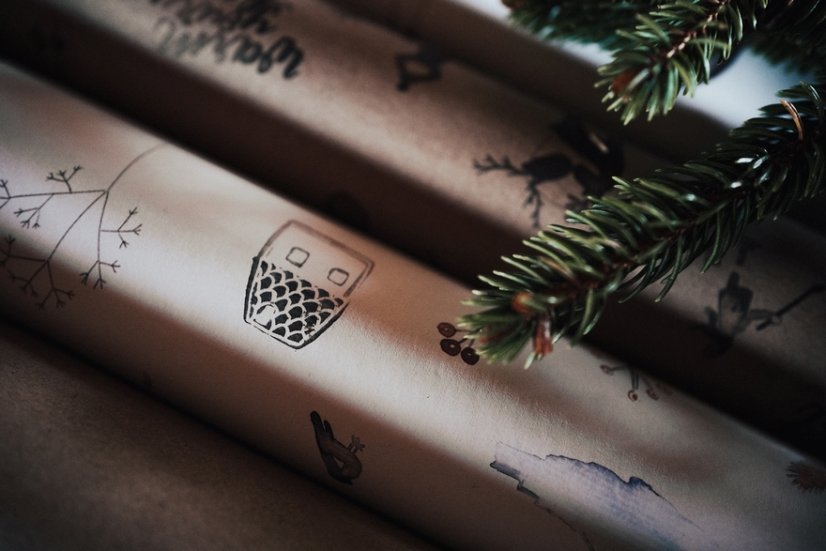 Přírodní vánoční balicí papír hnědý - Velikost balících papírů: 68 x 47 cm