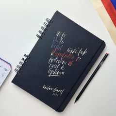 Be Nice Eko blok - pocta Václavu Havlovi s designovou tužkou a kroužkovou vazbou