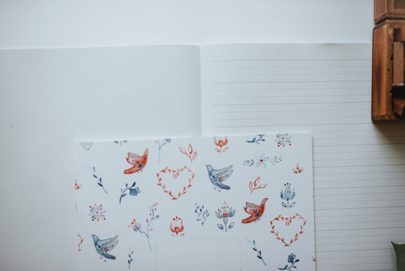 Be Nice Školní ekologický sešit s pomocnými linkami vpravo, vlevo bez linek A4, č. 422 - Design sešitu: Plameňáci