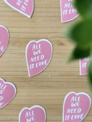 Samolepka - All we need is love